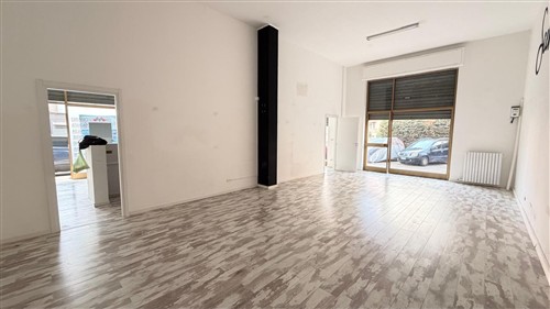 Locale Commerciale con Posto Auto Privato. Locato!
